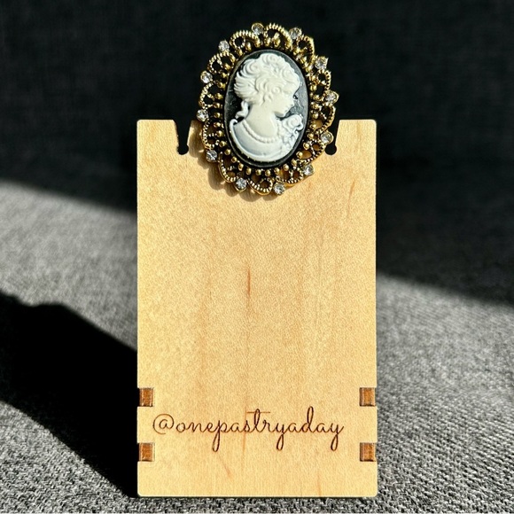 Jewelry - Sparkly Cameo Brooch Pin, Rhinestone Filigree Edging Detail, Black, White, Gold